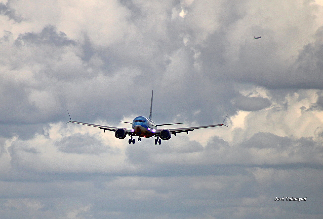 TUI 737-8Max approach to RWY25L