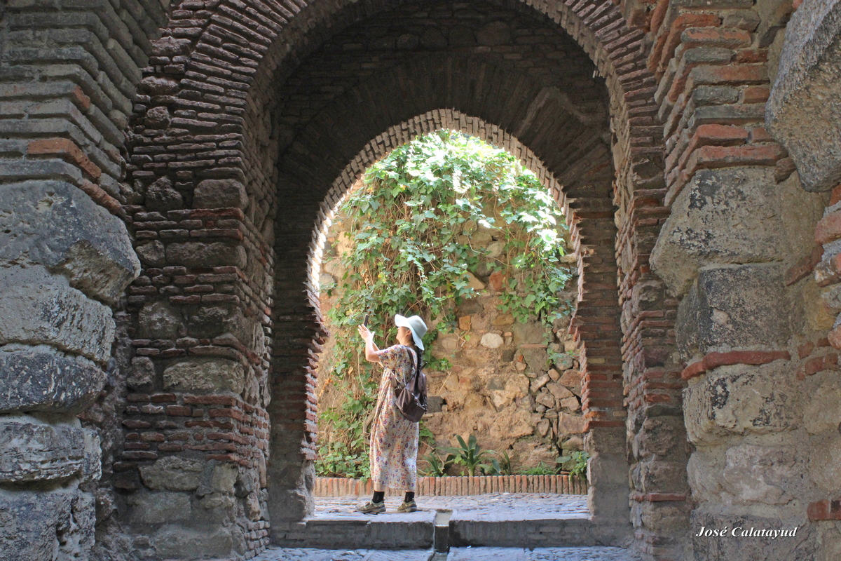 touriste à l'Alcazaba de Málaga