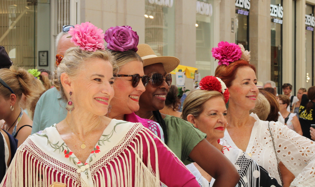 Mujeres de feria por Calle Larios, Málaga